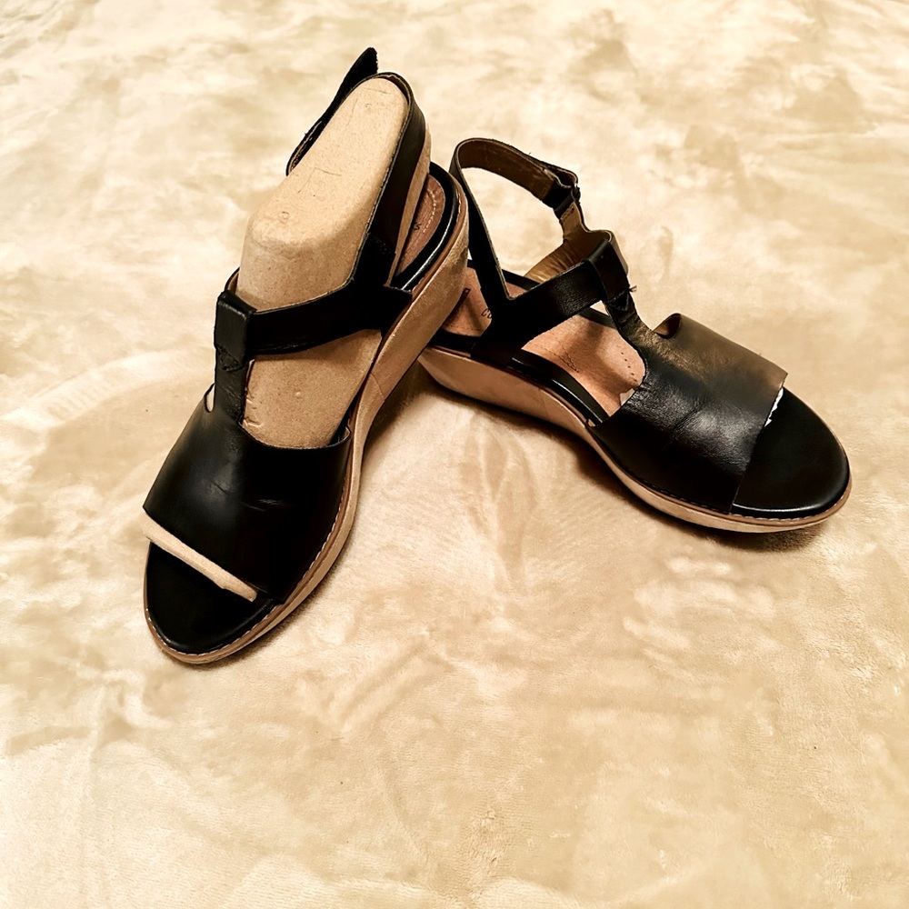 Clarks soft cushion sandals size 9